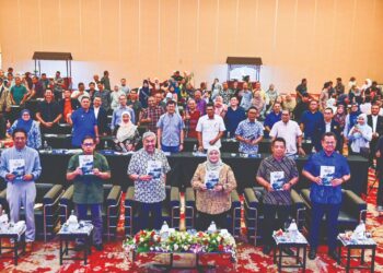 Ahmad Zahid Hamidi (tiga, kiri) pada Majlis Pemukiman KKDW dan Permukiman Syarikat Milikan Agensi KKDW Tahun 2026 di Kuala Nerus, baru-baru ini. – MINGGUAN/PUQTRA HAIRRY