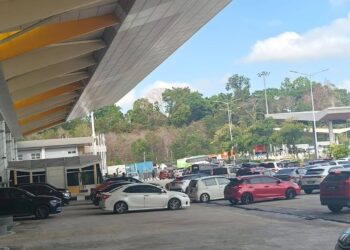 KEADAAN sesak di laluan kenderaan persendirian apabila pengembara khususnya rakyat Malaysia berpusu-pusu menuju ke Thailand melalui Kompleks ICQS Bukit Kayu Hitam di Kubang Pasu, Kedah.