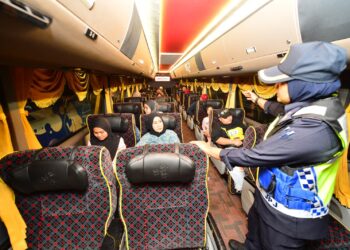 ANGGOTA Penguatkuasa Jabatan Pengangkutan Jalan (JPJ) Pahang melakukan pemeriksaan bas ekspress di Terminal Sentral Kuantan (TSK) di Kuantan, Pahang sempena Op Tahun Baru Cina 2026.