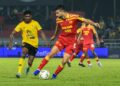 PEMAIN Negeri Sembilan FC, Selvan Anbualagan (kiri) mengejar bola Pemain Selangor FC, Noor Al-Deen Mahmoud Ali Al Rawabdeh pada perlawanan timbal balik suku akhir Piala Malaysia antara Selangor FC dan Negeri Sembilan FC di Stadium Majlis Bandaraya Petaling Jaya (MBPJ) di sini hari ini.-UTUSAN/FARIZ RUSADIO