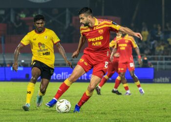 PEMAIN Negeri Sembilan FC, Selvan Anbualagan (kiri) mengejar bola Pemain Selangor FC, Noor Al-Deen Mahmoud Ali Al Rawabdeh pada perlawanan timbal balik suku akhir Piala Malaysia antara Selangor FC dan Negeri Sembilan FC di Stadium Majlis Bandaraya Petaling Jaya (MBPJ) di sini hari ini.-UTUSAN/FARIZ RUSADIO