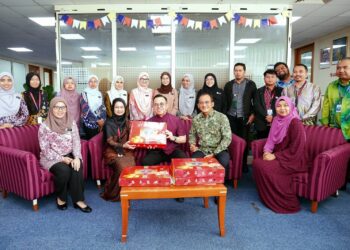 STEVEN Sim Chee Keong  mengunjungi setiap jabatan dan unit di bawah Kementerian Pembangunan Usahawan dan Koperasi bagi mengedarkan limau mandarin kepada kakitangan kementerian itu.