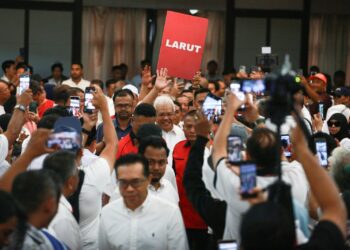 HAMZAH Zainudin hadir pada perjumpaan khas di Rumah Kelab Persatuan Alumni Universiti Malaya, Kuala Lumpur hari ini.-UTUSAN/AFIQ RAZALI
