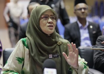 SITI Norina Muhammad semasa sidang media selepas selepas Majlis Penyerahan Surat Tawaran SBP kepada Murid Orang Asli di Dewan Seri Tunjong, Kota Bharu, Kelantan hari ini-UTUSAN/KAMARUL BISMI KAMARUZAMAN.