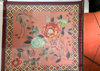 REKAAN tudung dan selendang batik ini diinspirasikan daripada pengaruh Turkiye.