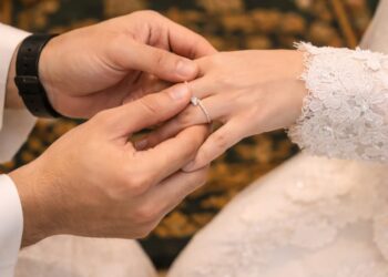 SEORANG wanita diarah mufaraqah oleh Mahkamah Tinggi Syariah Kelantan hari ini selepas pernikahnya dengan lelaki warganegara Pakistan berlaku ketika perkahwinan pertamanya masih sah di sisi undang-undang.-GAMBAR HIASAN