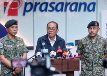MOHAMED Khaled Nordin ketika sidang akhbar sempena Majlis Peluncuran Skuadron Rapid Rail 50 Rejomen Pakar Keretapi RAJDMajlis Peluncuran Skuadron Rapid Rail 50 Rejimen Pakar Keretapi RAJD, Askar Wataniah, di Menara Prasarana, di sini hari ini. - UTUSAN/SHIDDIEQIIN ZON