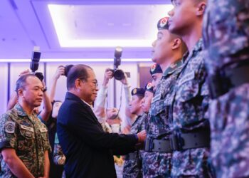 MOHAMED Khaled Nordin pada Acara Pemakaian Pangkat bagi Lain-Lain Pangkat (LLP) Sukarela sempena Majlis Peluncuran Skuadron Rapid Rail 50 Rejimen Pakar Keretapi RAJD, Askar Wataniah, di Menara Prasarana, di sini hari ini. - UTUSAN/SHIDDIEQIIN ZON