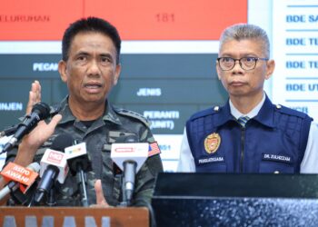 FISOL Salleh (kiri) bercakap pada sidang akhbar Operasi Bersepadu E-Cig Mega di Menara 1 Bukit Aman di sini hari ini. 
Turut sama, Pengarah Bahagian Perkembangan Kesihatan Awam Kementerian Kesihatan (KKM), Dr Zulhizzam Abdullah. -UTUSAN/FARIZ RUSADIO