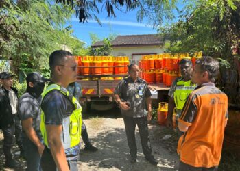 KPDN menyerbu sebuah premis menyimpan barang kawalan tanpa lesen di Kajang, Selangor. - GAMBAR KPDN