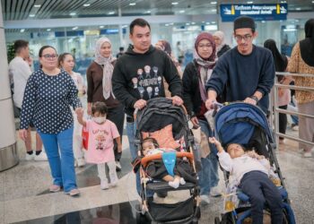 Keluarga ketiga kanak-kanak yang menjalani pembedahan pemindahan hati di China bergambar selepas selamat tiba di Balai Ketibaan Lapangan Terbang Antarabangsa Kuala Lumpur Terminal 1 (KLIA T1), di sini hari ini selepas hampir satu bulan satu minggu menjalani rawatan dan pemantauan rapi.-UTUSAN/FAIZ ALIF ZUBIR
