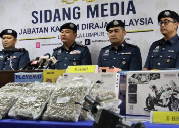 Zulkifli (tiga dari kanan) pada sidang akhbar rampasan dadah, besi dan kenderaan elektrik yang dirampas JKDM bulan lalu.