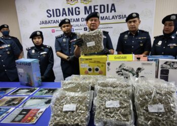 Zulkifli (tiga dari kanan) menunjukkan dadah yang dirampas di Pusat Mel dan Kurier KLIA, bulan lalu.