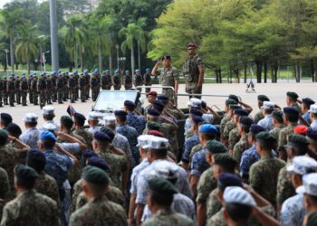 Panglima Angkatan Tentera (PAT), Jeneral Datuk Malek Razak Sulaiman melakukan pemeriksaan perbarisan pada Perbarisan Perintah Ulung PAT ke-24 di Kem Perdana Sungai Besi di sini hari ini. -UTUSAN/FARIZ RUSADIO