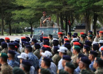 Panglima Angkatan Tentera (PAT), Jeneral Datuk Malek Razak Sulaiman melakukan pemeriksaan perbarisan pada Perbarisan Perintah Ulung PAT ke-24 di Kem Perdana Sungai Besi di sini hari ini. -UTUSAN/FARIZ RUSADIO