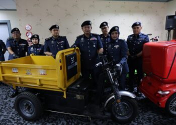 Zulkifli (empat dari kanan) bersama EV roda tiga yang dirampas JKDM di tiga premis di Kuala Lumpur akhir bulan lalu.