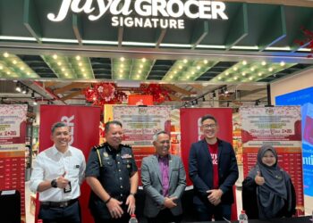 Mohd. Sabri Seman(tengah) memantau pelaksanaan Skim Harga Maksimum Musim Perayaan(SHMMP) di Jaya Grocer Signature KLGCC, pada Isnin.