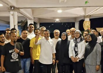 KHALIQ Mehtab Mohd. Ishaq (tengah) bersama sebahagian daripada ahli serta jawatankuasa Bersatu Bahagian Kepala Batas dan Tanjong semasa mengumumkan pembubaran kedua-dua jawatankuasa berkenaan di Kepala Batas, Pulau Pinang malam tadi.