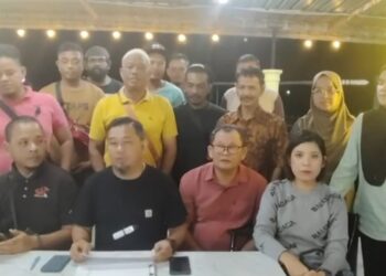 TANGKAP layar rakaman video Ahli Jawatan Kuasa Bersatu Bahagian Tapah mengumumkan keluar parti.