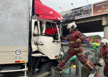 KEADAAN kemalangan membabitkan dua buah lori di Kilometer (KM) 441 Lebuh Raya Utara-Selatan, hari ini.