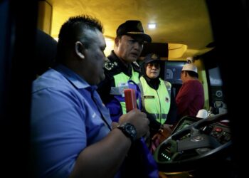 JAZMANIE Shafawi (dua dari kanan) melakukan pemeriksaan ke atas sebuah bas sempena Operasi Khas Tahun Baharu Cina 2026 di Terminal Bas Lembah Sireh, Kota Bharu, Kelantan. - UTUSAN/KAMARUL BISMI KAMARUZAMAN