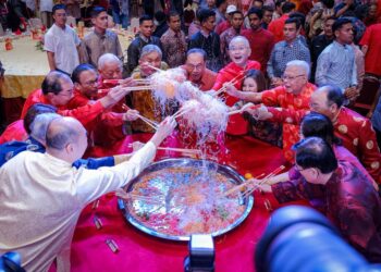 ANWAR Ibrahim di Majlis Rumah Terbuka Tahun Baharu Cina di Wisma MCA, hari ini. UTUSAN/M. FIRDAUS M. JOHARI