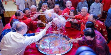 ANWAR Ibrahim di Majlis Rumah Terbuka Tahun Baharu Cina di Wisma MCA, hari ini. UTUSAN/M. FIRDAUS M. JOHARI