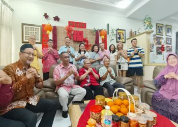 TAKIYUDDIN Hassan (duduk, dua kiri) bersama pemimpin Pas yang hadir ke Sambutan Tahun Baharu Cina di kediaman Presiden Gabungan Pertubuhan Tionghwa, Oie Poh Choon di Kota Bharu, Kelantan hari ini.-UTUSAN/YATIMIN ABDULLAH