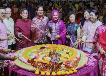 TUN Ramli Ngah Talib (lima dari kiri) dan Chow Kon Yeow (empat dari kiri) bersama beberapa tetamu lain menggaul 'yee sang' pada Majlis Rumah Terbuka Tahun Baharu Cina Ketua Menteri Pulau Pinang di Spice Arena, Bayan Lepas, Pulau Pinang hari ini.-UTUSAN/DANIAL SAAD