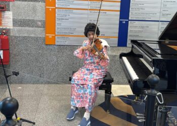 DR. Hasmah Mohamad Ali  menggesek biola di ruang lobi Institut Jantung Negara (IJN) sebagai terapi minda buat waris pesakit dan petugas sempena Tahun Baharu Cina.