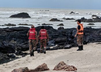 ANGGOTA bomba melakukan kerja mencari dan menyelamat susulan kehilangan seorang kanak-kanak lelaki berusia 11 tahun yang dipercayai lemas di pantai Tanjung Buloh, Sedili Kecil, Kota Tinggi, Johor.