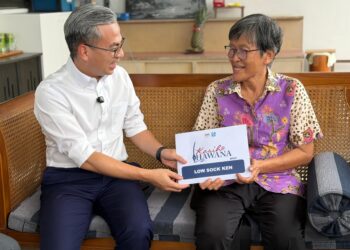 FAHMI Fadzil menyampaikan sumbangan Tabung Kasih@HAWANA kepada Low Sock Ken di Taman Ungku Tun Aminah, Skudai, Johor Bahru. - UTUSAN/BAAZLAN IBRAHIM