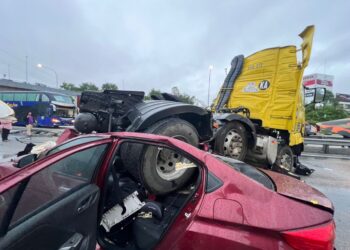 KEADAAN kemalangan meragut satu nyawa di Kilometer 443.2 Lebuhraya Utara-Selatan (PLUS), berhampiran Bukit Beruntung menghala ke Kuala Lumpur, hari ini.