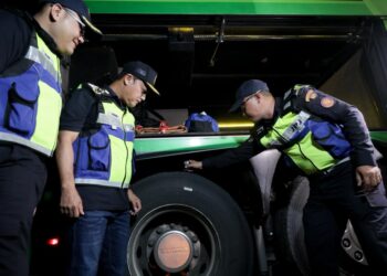 JAZMANIE Shafwie (dua dari kiri) melihat pegawainya melakukan pemeriksaan keadaan tayar bas semasa Operasi Khas Tahun Baharu Cina 2026 di Terminal Bas Lembah Sireh, Kota Bharu, Kelantan. - UTUSAN/KAMARUL BISMI KAMARUZAMAN