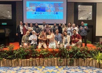 PESERTA Program Alam Bina bergambar selepas selesai program di Kota Kinabalu baru- baru ini.