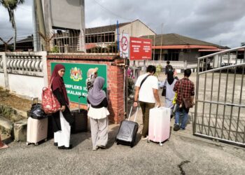 SEBAHAGIAN warga Thailand berada di ICQS  Pengkalan Kubor, Tumpat, Kelantan untuk pulang menyambut Ramadan di Thailand. 
– UTUSAN/ROHANA ISMAIL