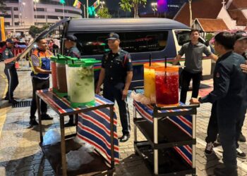 PIHAK penguatkuasa Dewan Bandaraya Kuala Lumpur (DBKL) menyita penjaja yang berniaga di Dataran Merdeka.
