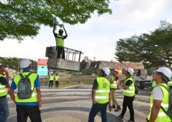 PETUGAS MBJB melakukan pemeriksaan terhadap pokok di kawasan tumpuan sekitar Johor Bahru, Johor untuk keselamatan orang ramai.