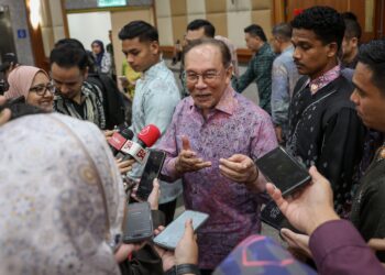 ANWAR Ibrahim ketika ditemui media selepas Majlis Perjumpaan Perdana Menteri bersama warga KDN dan Ihya Ramadan di Kompleks Setia Perkasa, Putrajaya. - UTUSAN/FAIZ ALIF ZUBIR