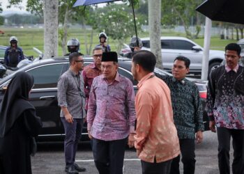 ANWAR Ibrahim hadir  memberikan penghormatan terakhir kepada Allahyarham Tun Abdul Hamid Mohamad di Musolla Taman Selatan Presint 20, Putrajaya. - UTUSAN/FAIZ ALIF ZUBIR