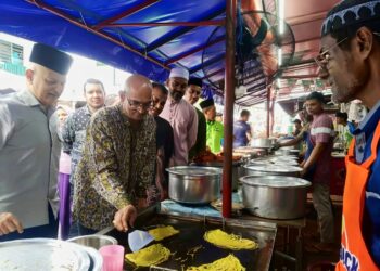 A. RAJENDRAN (tiga dari kiri) ketika hadir merasmikan Bazar Ramadan Liga Muslim di George Town, Pulau Pinang, semalam.