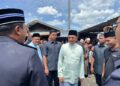ANWAR Ibrahim hadir menunaikan solat Jumaat di Masjid Kampung Seri Cheeding, Banting, Selangor hari ini.