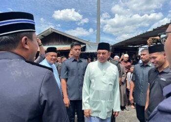 ANWAR Ibrahim hadir menunaikan solat Jumaat di Masjid Kampung Seri Cheeding, Banting, Selangor hari ini.
