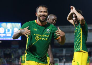 EDUARDO Jose Sosa Vegas meraikan gol jaringannya sekali gus gol kemenangan Imigresen FC untuk menewaskan NSFC dalam aksi Liga Super di Stadium Tuanku Abdul Rahman Paroi, Seremban, hari ini.-UTUSAN/MOHD. SHAHJEHAN MAAMIN.