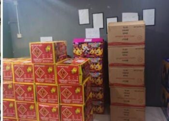 KOTAK mengandungi mercun dan bunga api tanpa lesen dan permit sah yang berjaya dirampas oleh PGA Batalion 2 Kulim dalam serbuan di sebuah rumah di Taman Ria Indah, Sungai Petani.