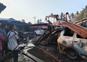 ORANG ramai melihat keadaan rumah serta kenderaan yang musnah dalam kebakaran awal pagi tadi di Permatang Kerai Besar, Kepala Batas, Pulau Pinang.-GAMBAR/FACEBOOK