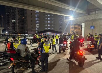 JABATAN Pengangkutan Jalan (JPJ) Wilayah Persekutuan Kuala Lumpur (WPKL) sewaktu memeriksa kenderaan dalam Ops Khas Motosikal sempena Ops Tahun Baru Cina (TBC) 2026 di Plaza Tol Sentul Pasar, di sini, malam tadi.-FOTO IHSAN JPJ