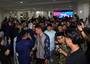 Anwar Ibrahim bermesra  dengan orang ramai pada Majlis Berbuka Puasa dan Majlis Peluncuran Rakan Masjid X Rakan Muda Ramadan di Masjid Wilayah, Kuala Lumpur, semalam. – utusan/FARIZ RUSADIO