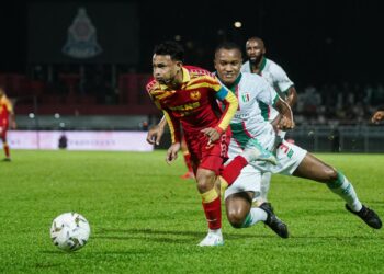 PEMAIN Selangor FC, Faisal Halim melepasi pemain Kuching City, Rodney Celvin pada aksi perlawanan Liga Super 2025/2026 di Stadium Majlis Bandaraya Petaling Jaya di sini, hari ini.-UTUSAN/ ISKANDAR ISHAK