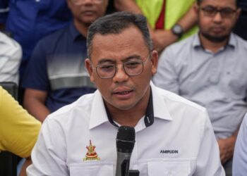 AMIRUDIN Shari ketika sidang media mengenai insiden bau abnormal di Sungai Kabul di sini, hari ini. -UTUSAN/ ISKANDAR ISHAK